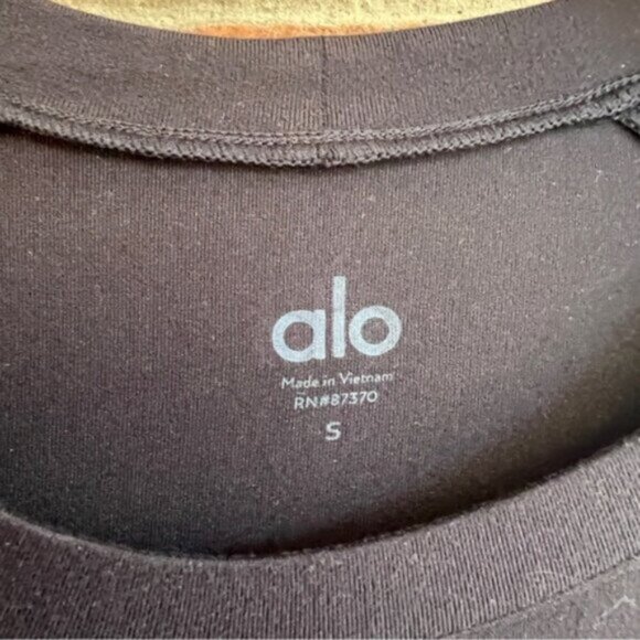 ALO Yoga Highline Fitted Crop Top with Unique Shoulder Design EUC S - Picture 9 of 13